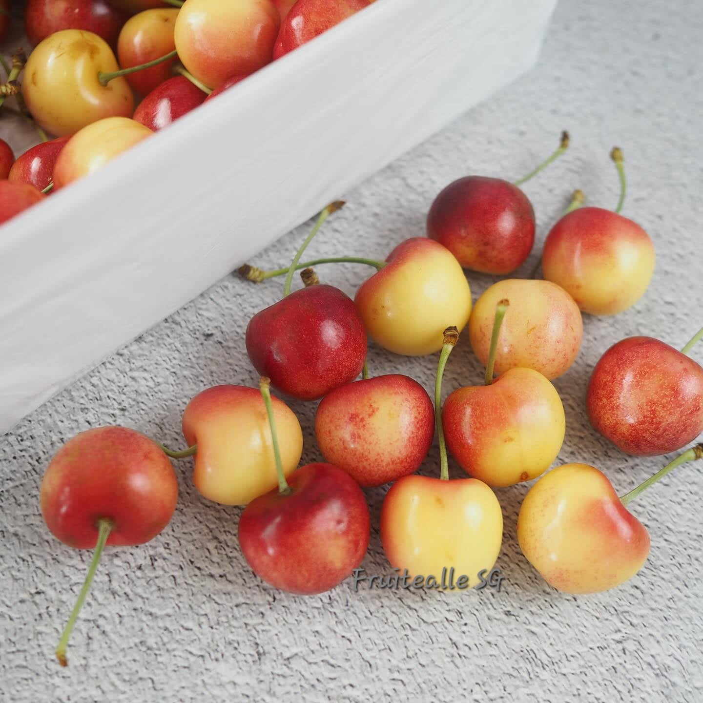 Cherry - New Zealand | Rainier White Cherries | Regular Size 28/30mm [GiftBox]