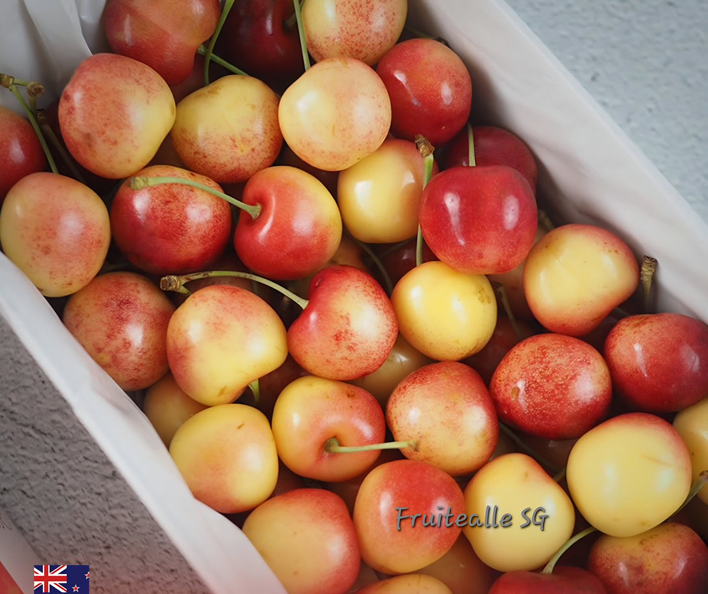 Cherry - New Zealand | Rainier White Cherries | Regular Size 28/30mm [GiftBox]